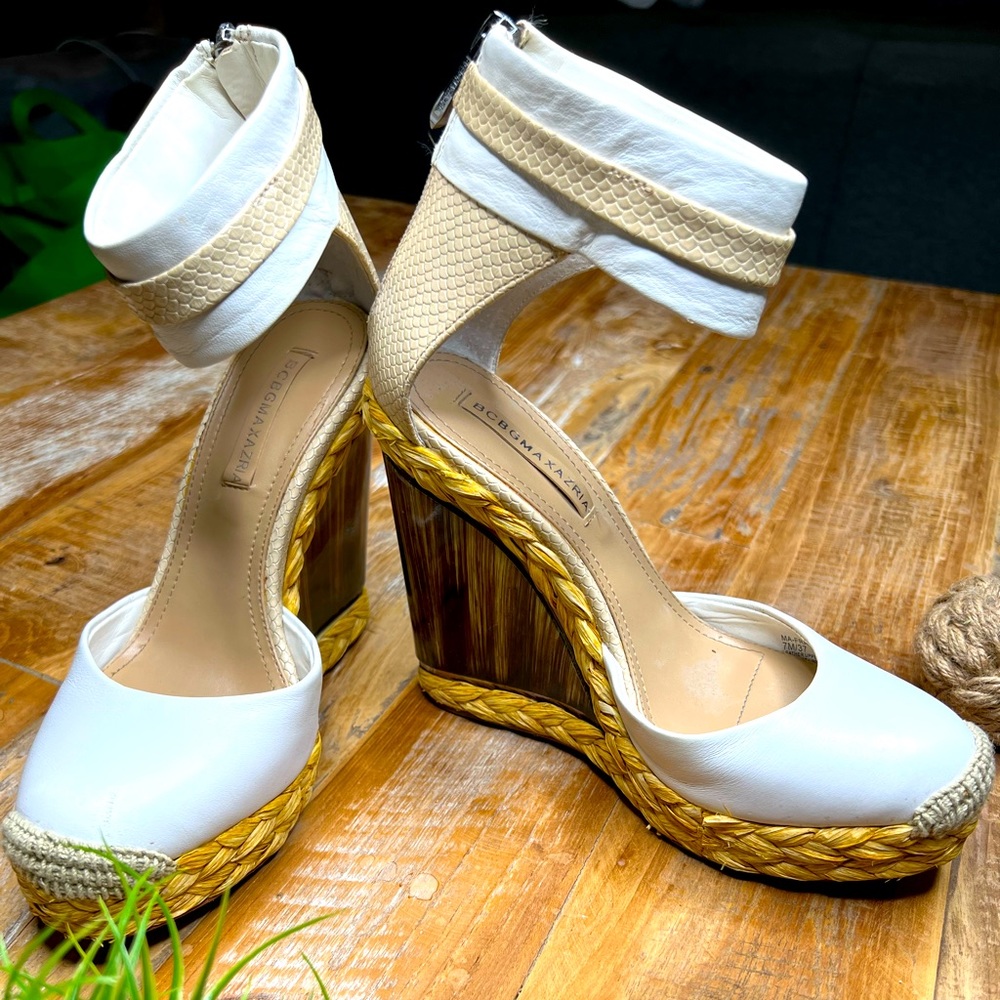 Vintage BCBGMAXAZRIA we’ve closed toe sandals